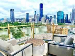 Spacious 1 bedroom apartment with pool, gym, views